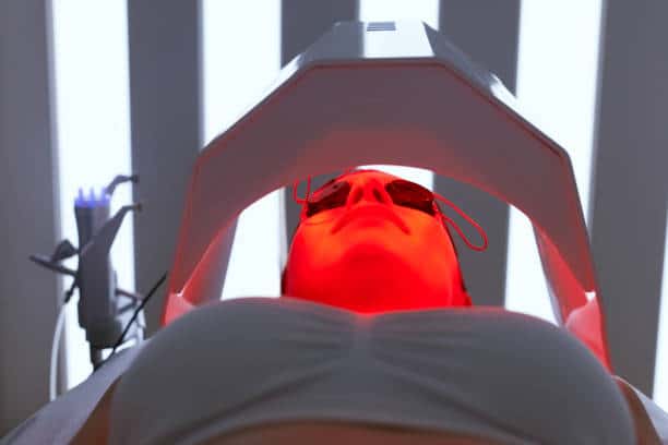 woman getting red light therapy for her face